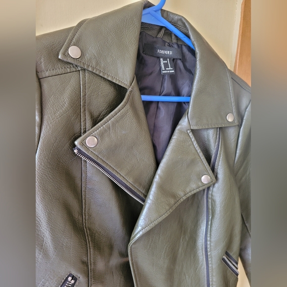 3/30$ FOREVER 21 FAUX GREEN LEATHER MOTO JACKET - MINT CONDITION -SMALL - Picture 2 of 4